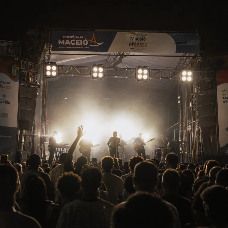 Mini Brut Outdoor 4×100W — Em palco aberto