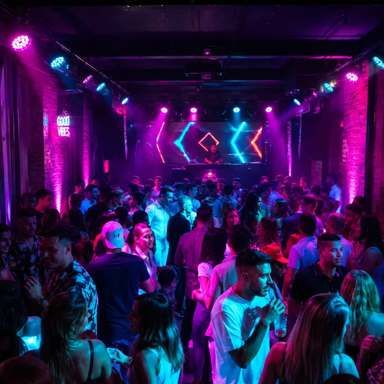 Par LED 18×18W Indoor 6in1 — Em casa noturna