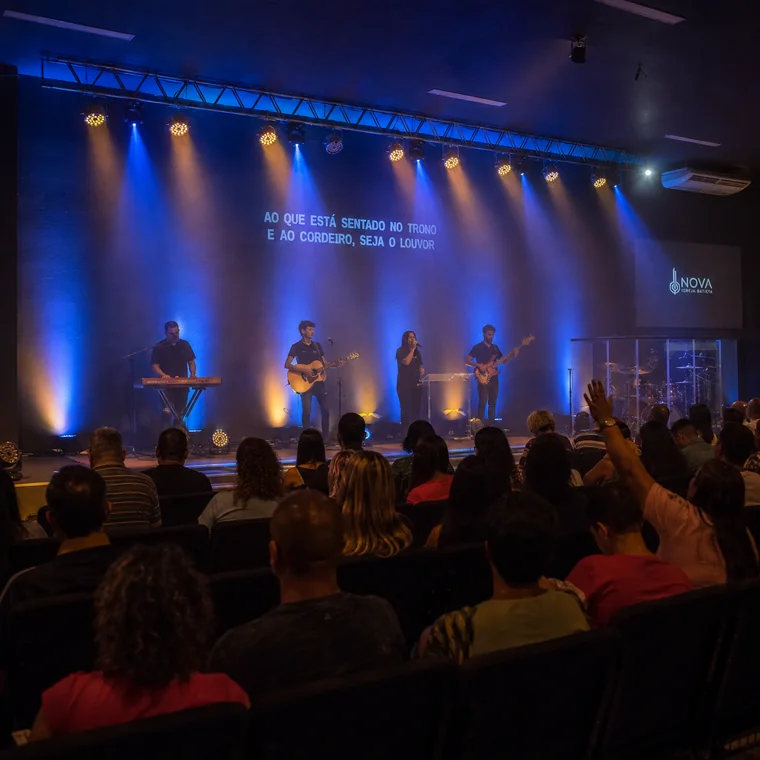 Par LED 18×18W Indoor 6in1 — Em igreja