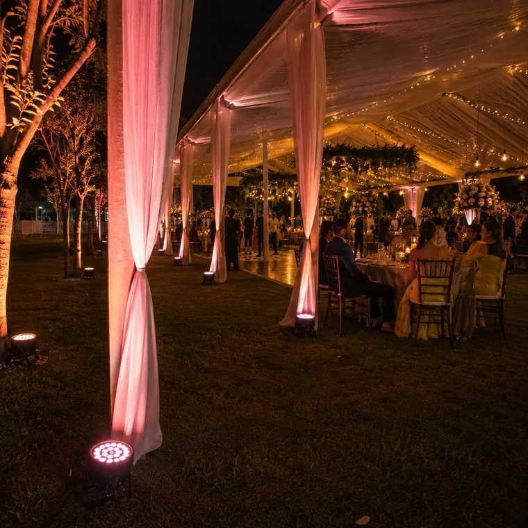 Par LED 18×18W Outdoor 6in1 — Em casamento ao ar livre