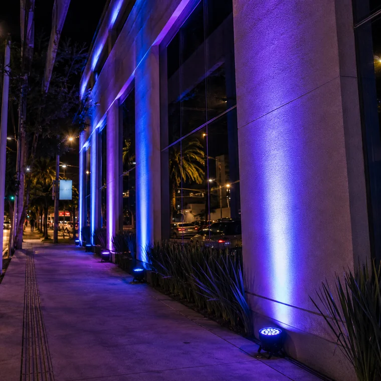 Par LED 18×18W Outdoor 6in1 — Em fachada