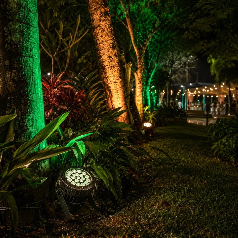 Par LED 18×18W Outdoor 6in1 — Em jardim